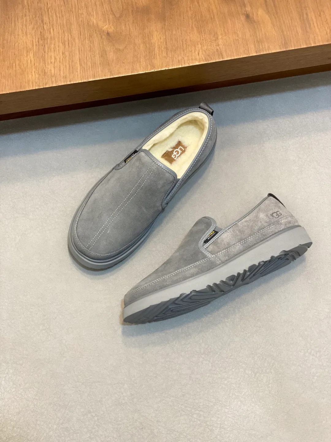 Men's shoes 💰580 New UGG fur-integrated men's simple and fashionable snow shoes. The most worth buying at the end of this year are warm casual shoes. Whether you are out and about at home, their comfortable and warm performance will be your most suitable fashion companion! The material is cowhide upper and imported wool is used inside. Two layers of cowhide for warmth and comfort! The eva+ rubber patch outsole is cushioned, non-slip and wear-resistant, and has good elasticity. It is light and wear-resistant, comfortable and soft, and the new simple cut is more fashionable. It has both practicality and fashion sense, so you no longer have to worry about how to match it in winter, while still maintaining your fashionable taste. High-quality genuine wool produced in Dongguan. The material depends on the details! Size: 39-40-41-42-43-44-45 sneaker size